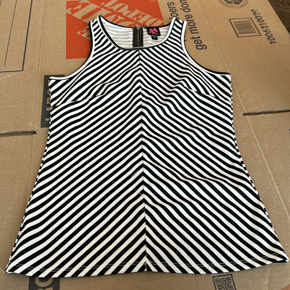 Black and white stripe top